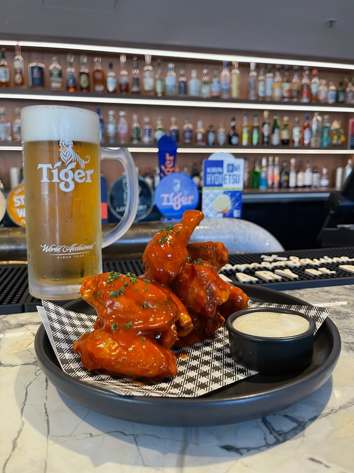 Featured image for “Father’s Day Special: 500g Sriracha Wings & Tiger Beer for $25 at Kitty’s Bar”